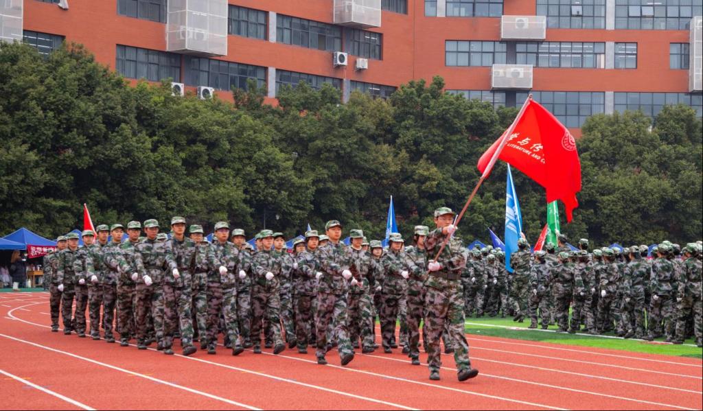 我院2025级学生军训圆满结束